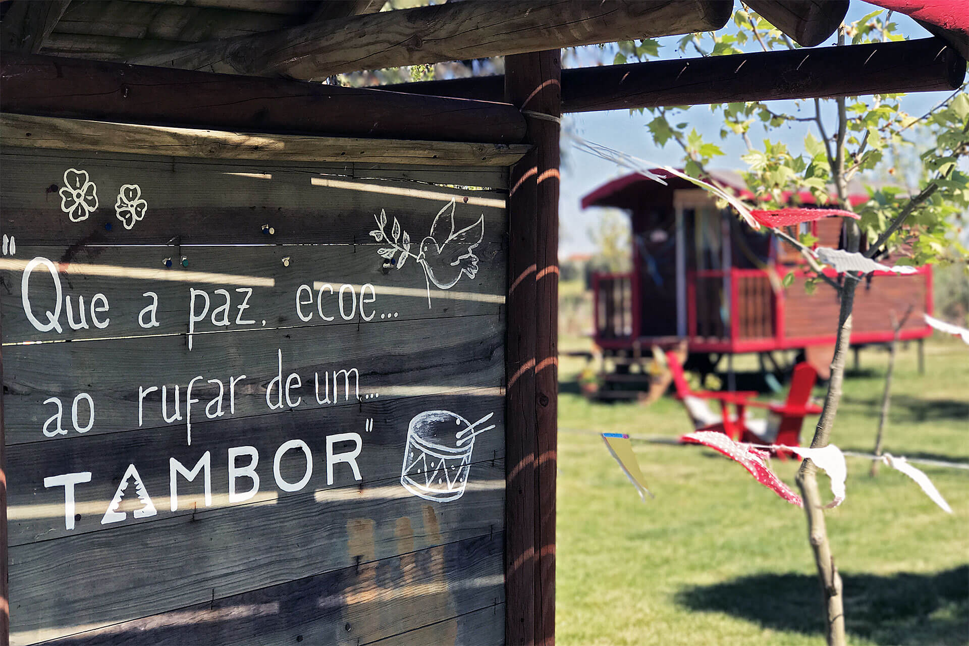 Pernoitar no Parque Rural do Tambor em família pode ser feito a bordo caravanas ciganas em madeira.