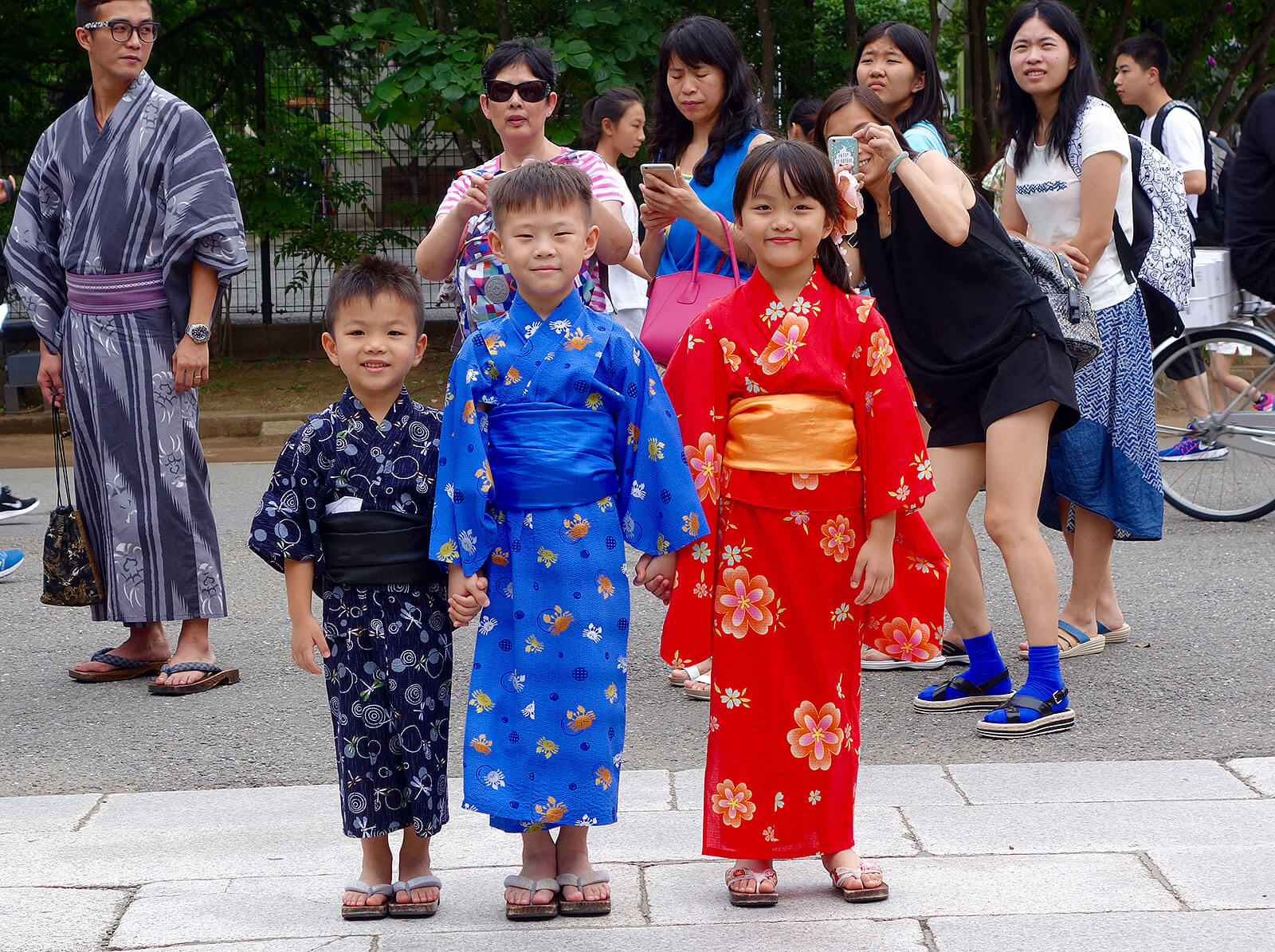 Crianças chinesas vestidas com trajes tradicionais.