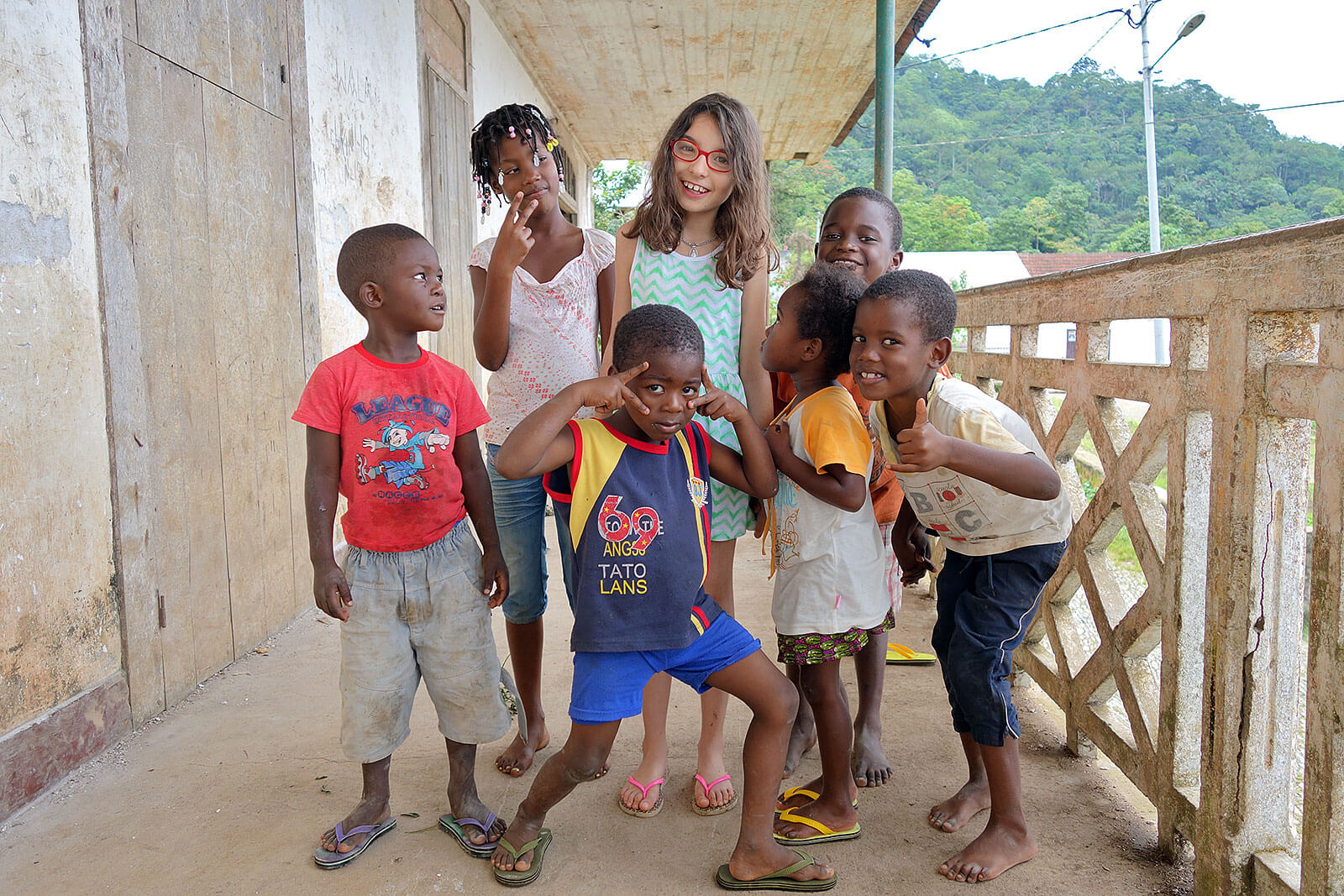 Menina caucasiana no meio de um grupo de crianças africanas.