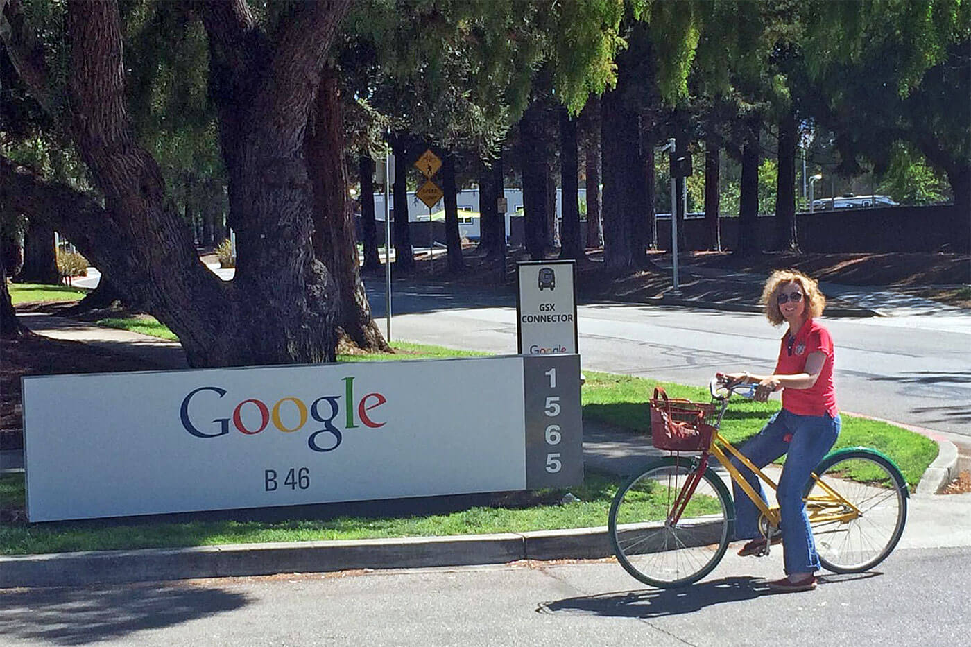 Rita Aleluia de bicicleta nas instalações do Google, nos Estados Unidos.