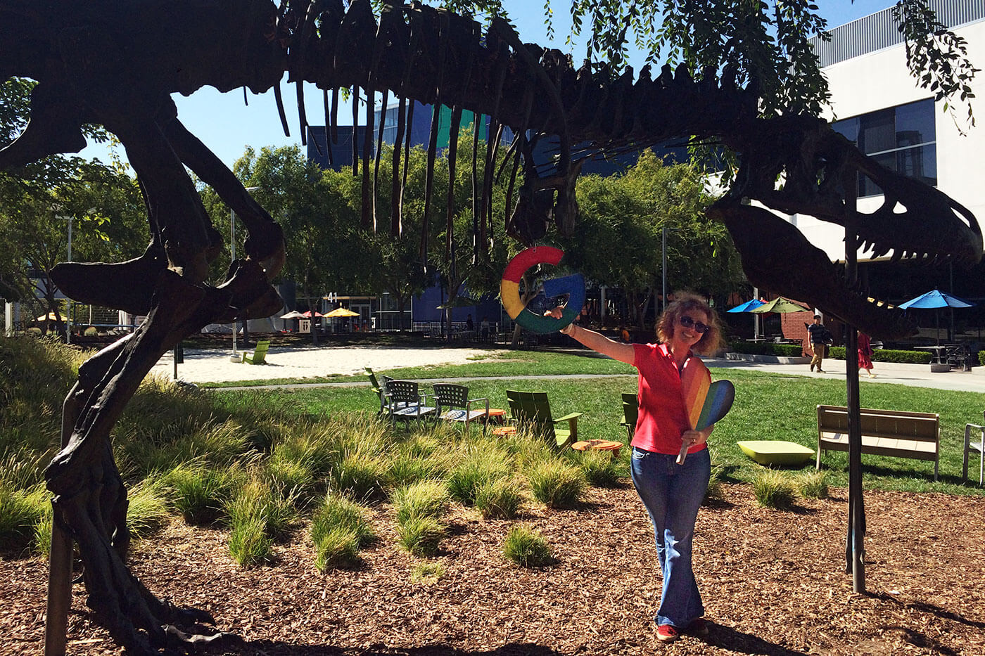 Rita Aleluia next to a dinosaur at the Google facility in the United States.