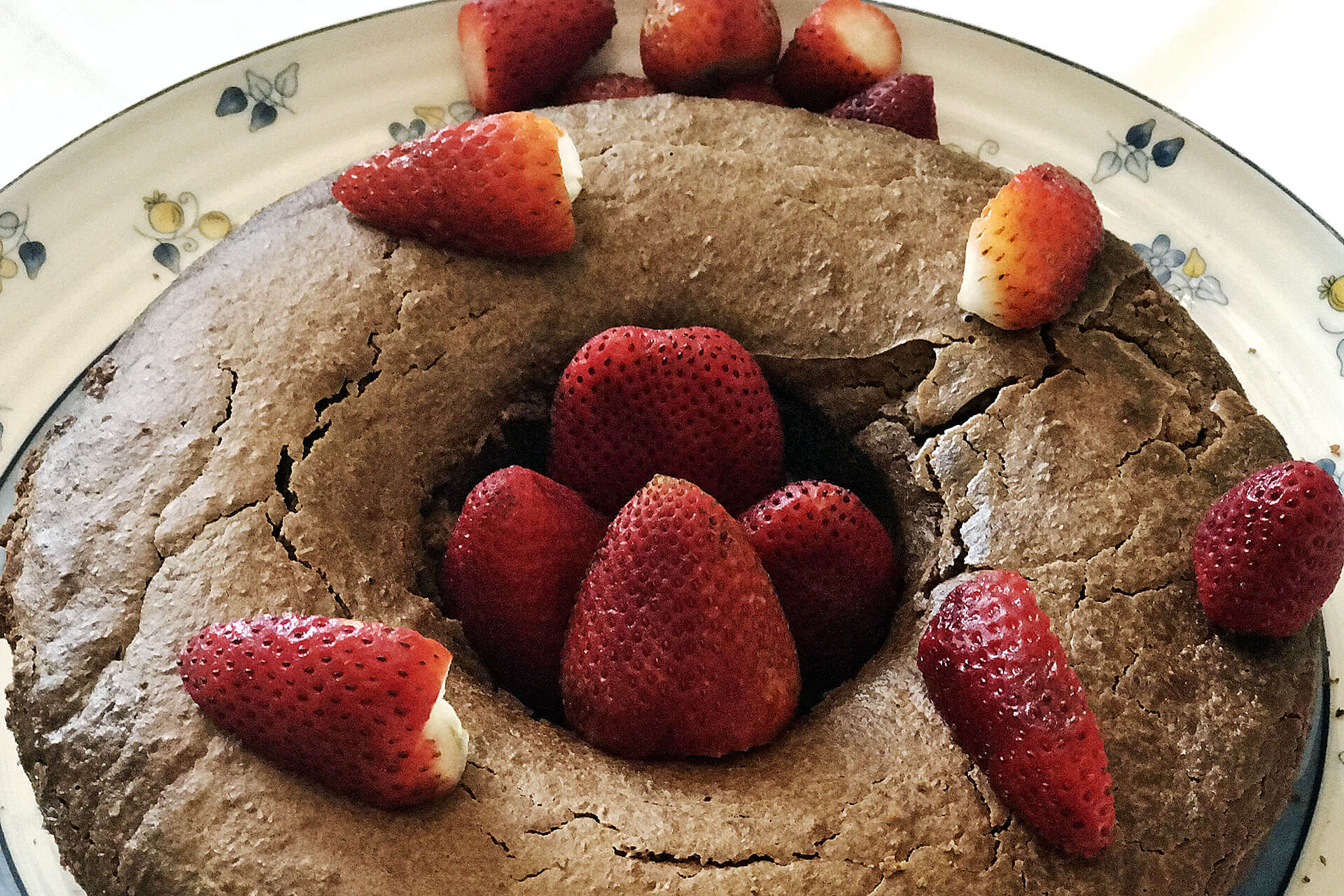 Bolo de chocolate com morangos