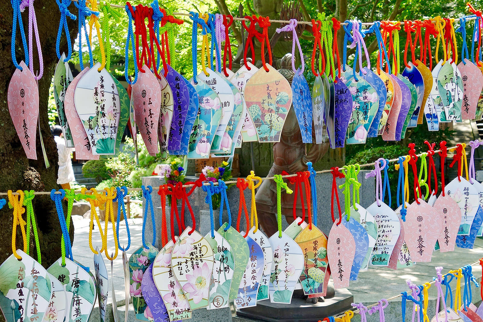 Escritos japoneses pendurados em cordas num templo.