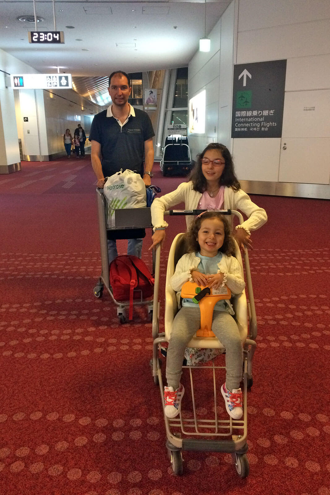 Família da Rita Aleluia no corredor de um terminal de aeroporto.