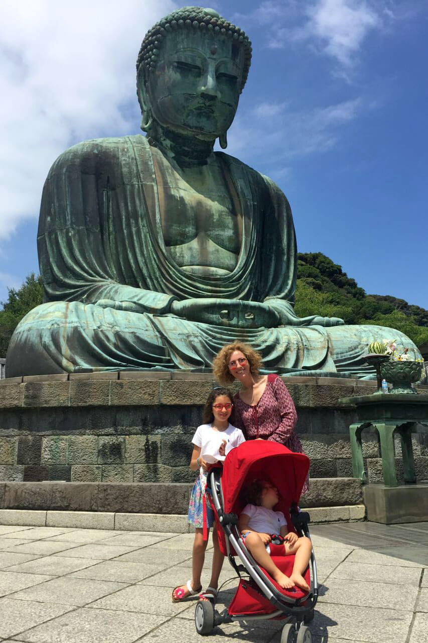 Família da Rita Aleluia junto a estátua em pedra de um Buda Gigante.