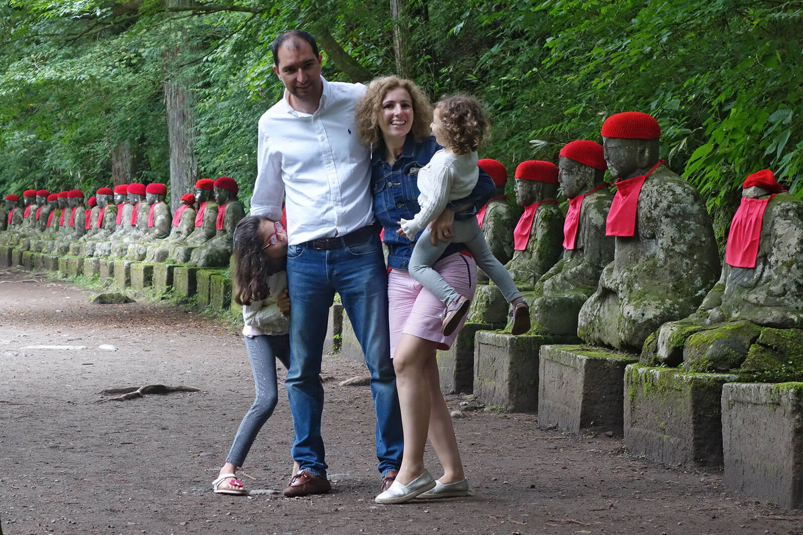 Família da Rita Aleluia num jardim repleto de Jizō Bosatsu, as estátuas guardiãs das crianças no Japão.