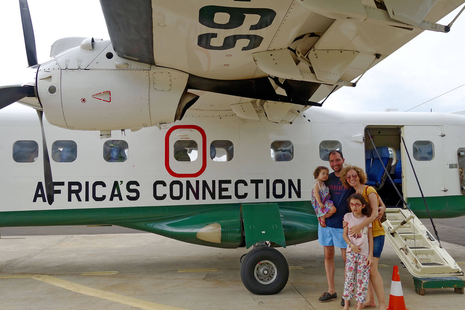 Família da Rita Aleluia junto a avião verde e branco da Africa's Connection