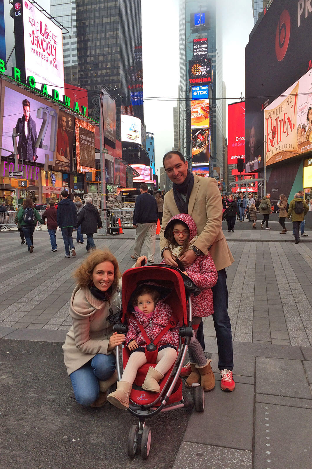 Família da Rita Aleluia na praça Time Square, em Nova Iorque.