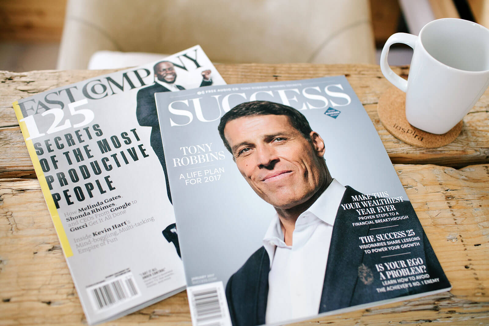 Revista Success sobre Tony Robbins sobre mesa de madeira.