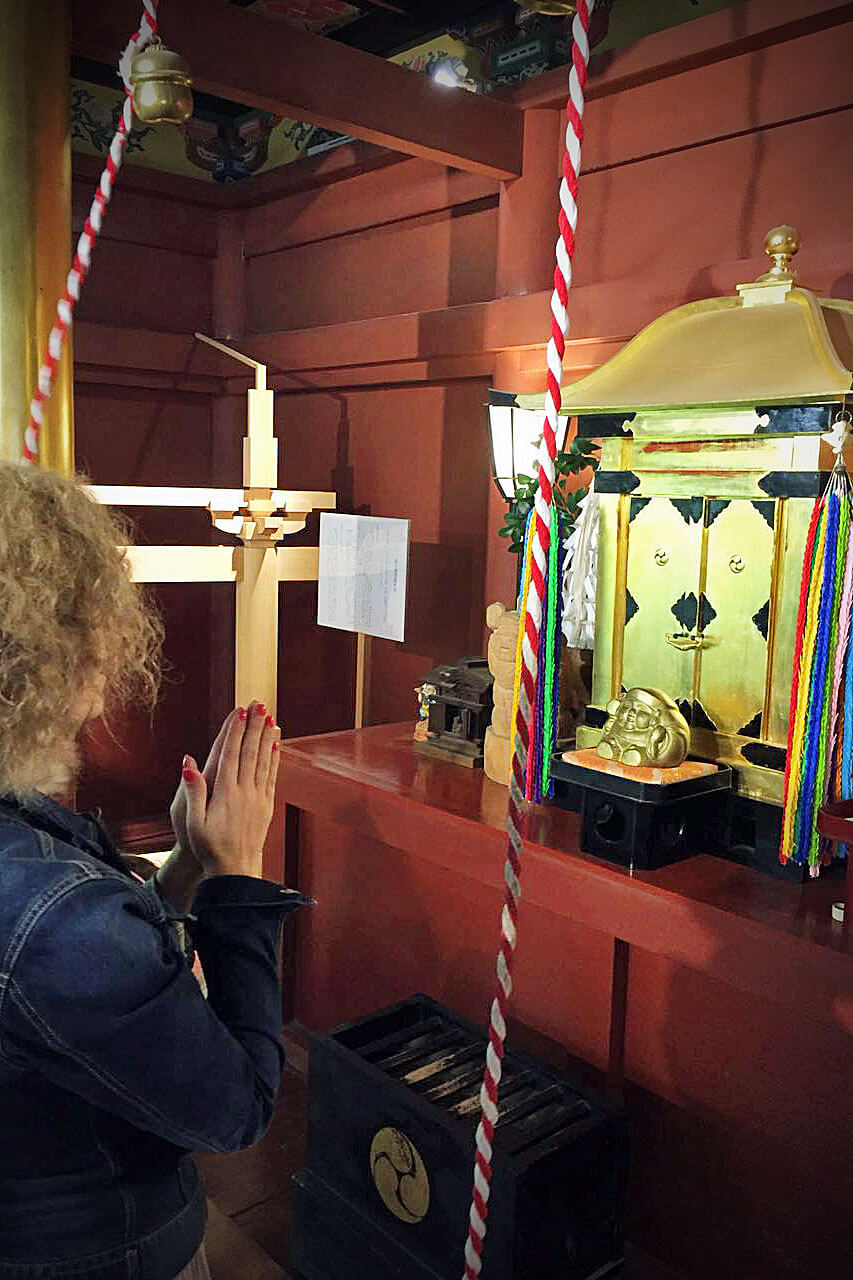 Rita Aleluia a orar no interior de um templo japonês, com base em cinco práticas transformadoras.