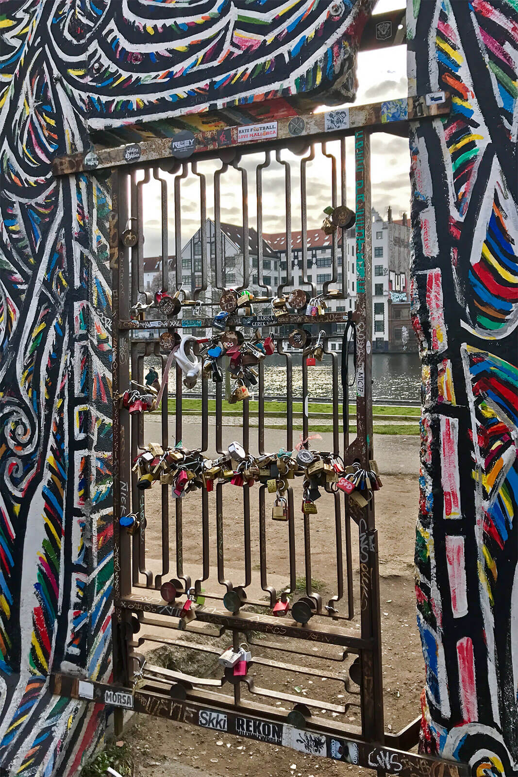 Portão metálico, com cadeados, num dos blocos do muro de Berlim.