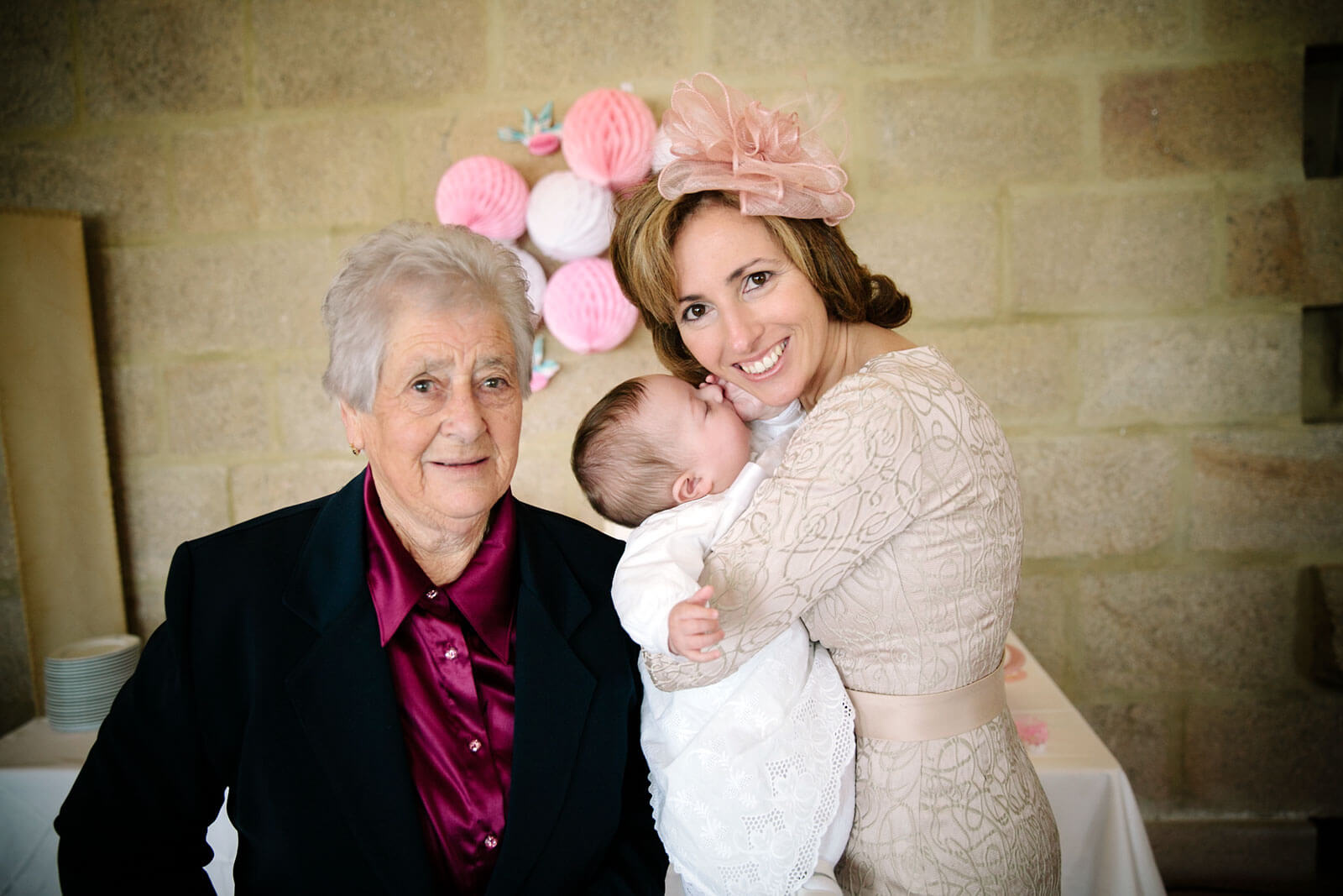 Rita Aleluia com avó e filha durante o batizado.