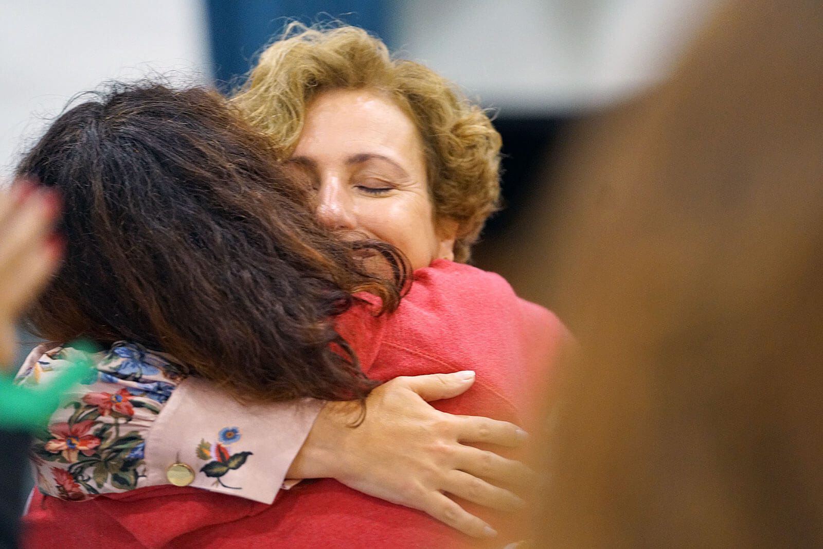 Rita Aleluia a abraçar uma pessoa