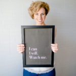 Rita Aleluia com um quadro preto nas mãos e a frase "I can, I will. Watch me."