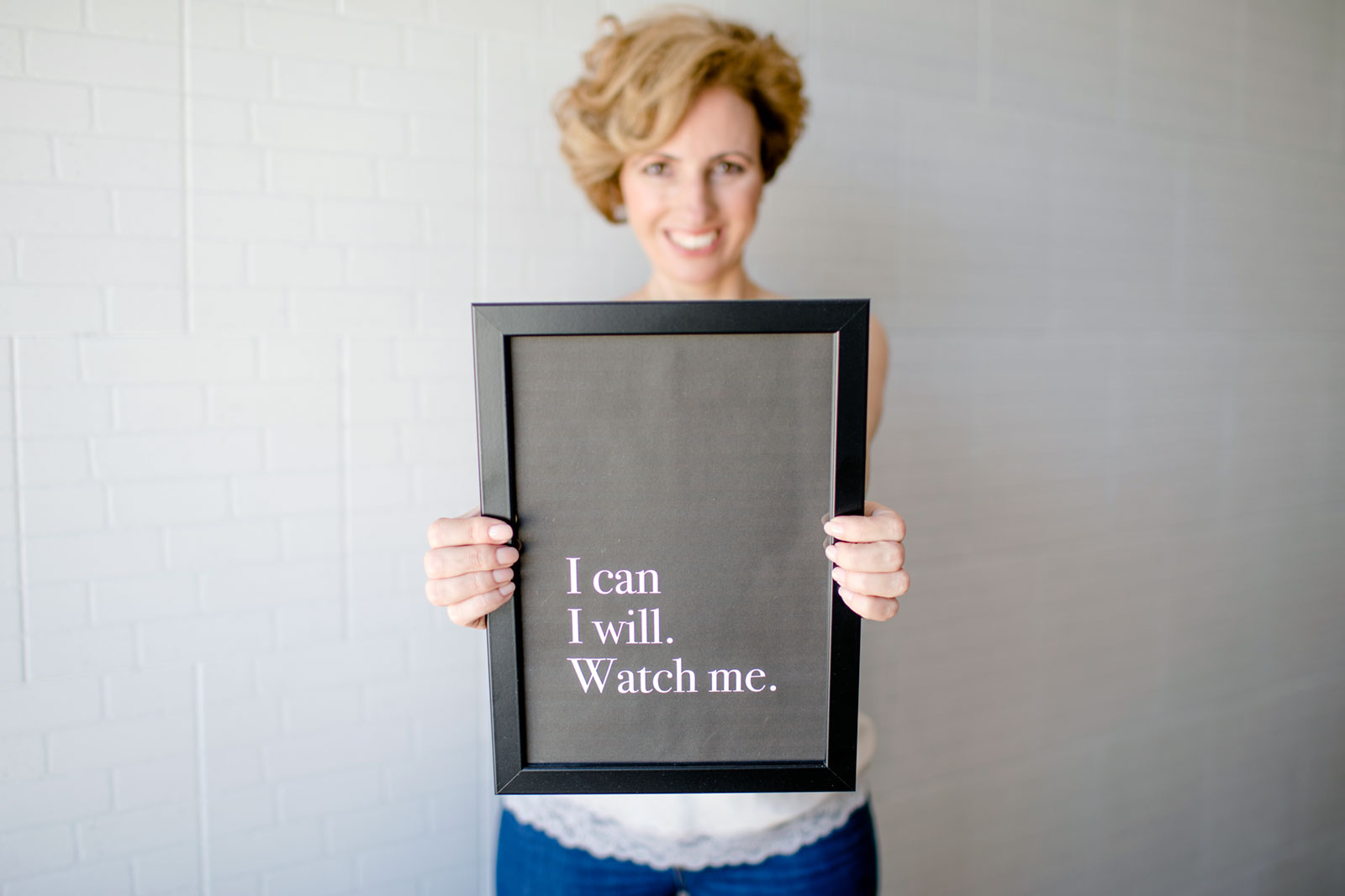 Rita Aleluia com um quadro preto nas mãos e a frase "I can, I will. Watch me."