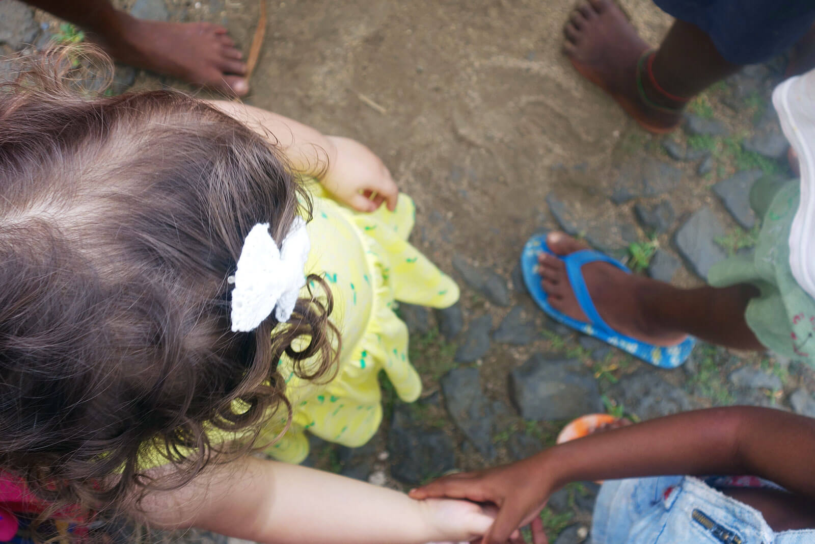 Menina a criar empatia com criança africana.