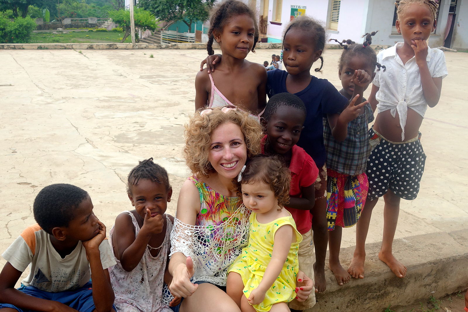 Rita Aleluia com um grupo de crianças africanas