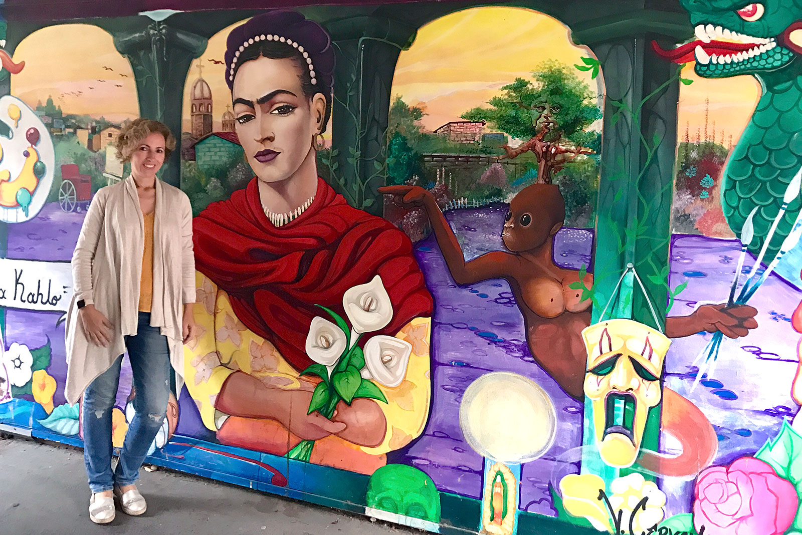 Rita Aleluia junto a um mural com Frida Kahlo