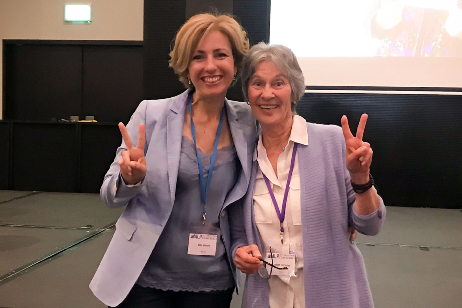 Rita Aleluia com Judith DeLozier num congresso de PNL