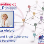 Fotografía guiado por alfileres con cabezas de colores, conectados en una red, anunciando al poniente de NLP International, Rita Aleluia, que viste una chaqueta blanca y presenta el tema Add Heart and Brain Coherence into Parenting